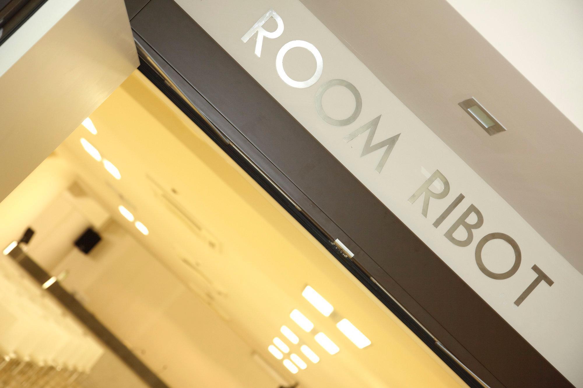 Pisa Tower Plaza Hotel ภายนอก รูปภาพ Room Robot