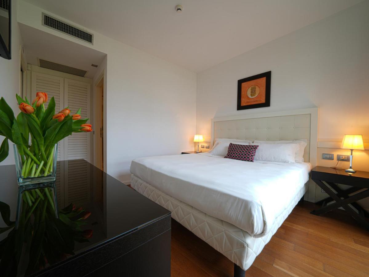 Pisa Tower Plaza Hotel ภายนอก รูปภาพ A bedroom at the hotel