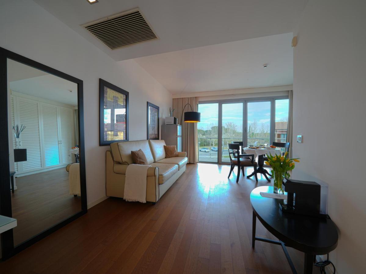 Pisa Tower Plaza Hotel ภายนอก รูปภาพ A living room in a typical apartment