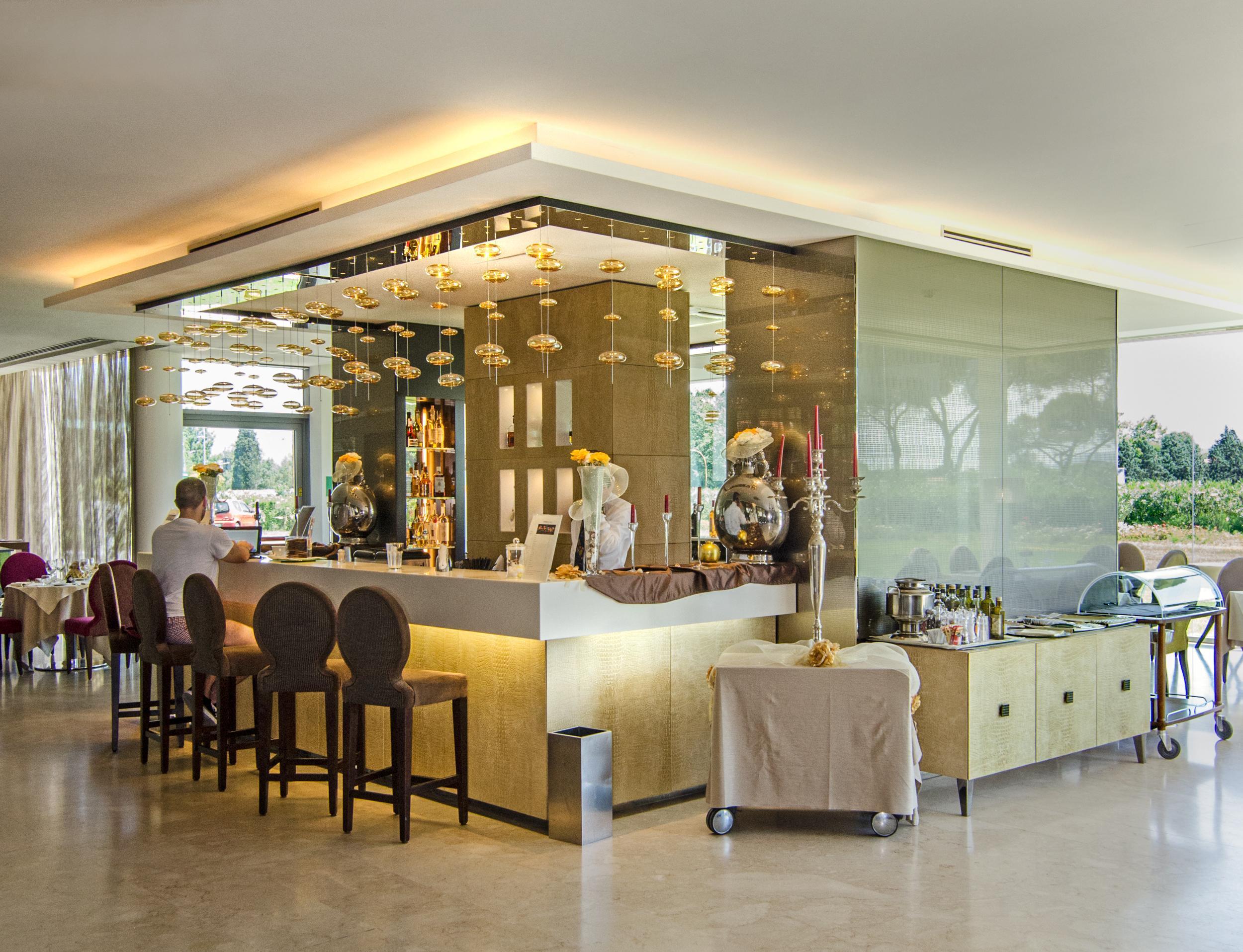 Pisa Tower Plaza Hotel ภายนอก รูปภาพ The bar at the lobby