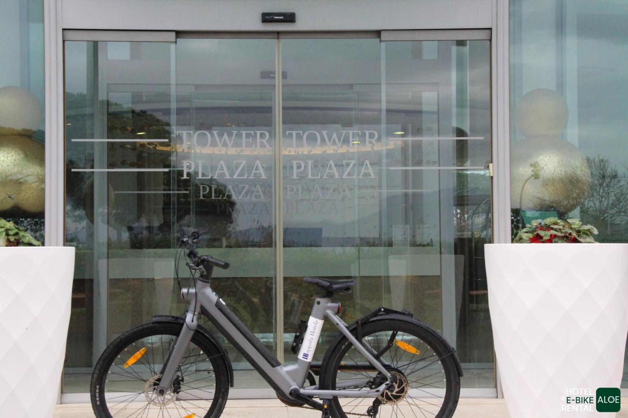 Pisa Tower Plaza Hotel ภายนอก รูปภาพ A bicycle at the entrance of a shopping mall