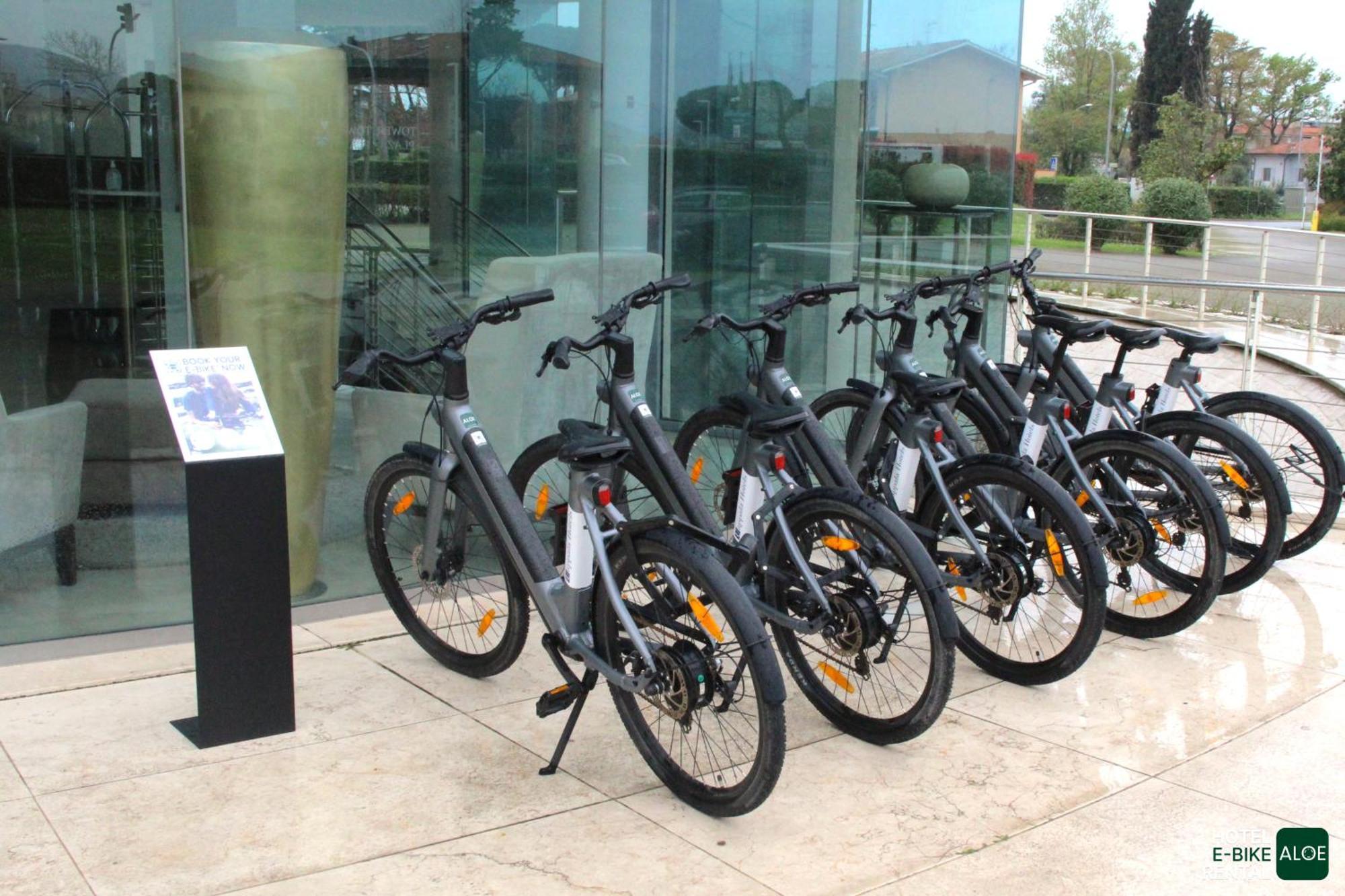 Pisa Tower Plaza Hotel ภายนอก รูปภาพ Electric bicycles at the airport